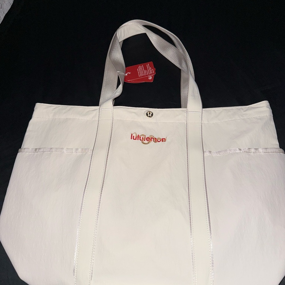 lululemon Daily Multi Pocket Tote New Year